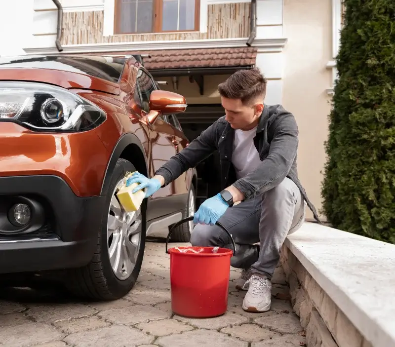 Lavage auto à domicile Grosseto-Prugna : professionnel intervenant sur un véhicule